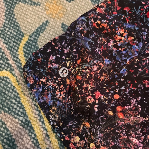 Lululemon Flowerescent Tracker Short Size 8 - Picture 4 of 6